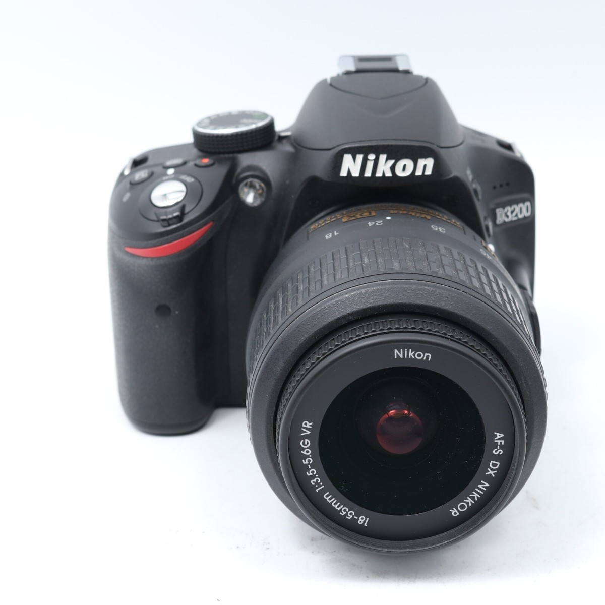 Near Mint] Nikon D3200 DSLR with 18-55mm f/3.5-5.6 AF-S DX VR