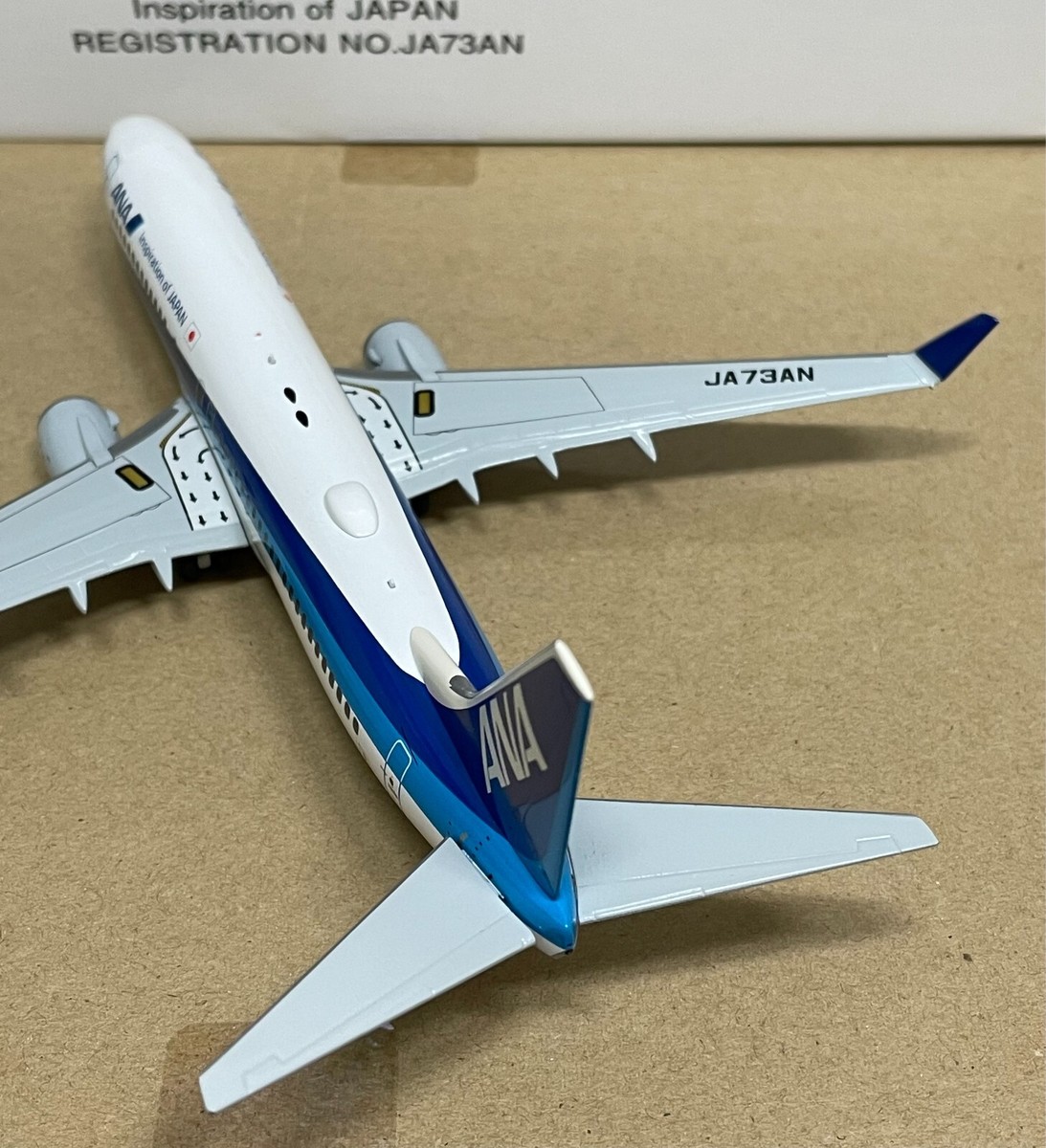 1/200 ANA Boeing 737-800 JA73AN DIECAST model with RWY Base 1/200 ANA Boeing 737-800 JA73AN DIECAST model with RWY Base