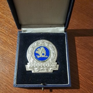 SKODA 100000 Km Auto Kfz Oldtimer Plakette Schrauben auf der Rückseite DDR