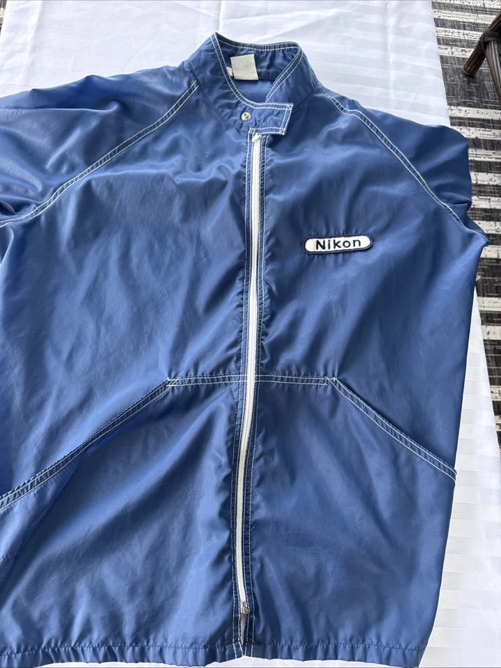 Chaqueta De Colección Años 60-70 Cámara Nikon Nylon Cremallera Completa Grande F3 Azul Pista Logo Raro Foto 3 de 4