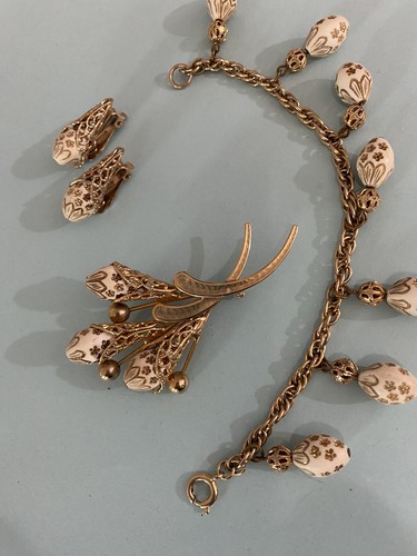 Conjunto de Joyería Vintage Broche Pin Pulsera Clip-0n Pendientes Cuentas Blancas con Tono Dorado - Imagen 2 de 5