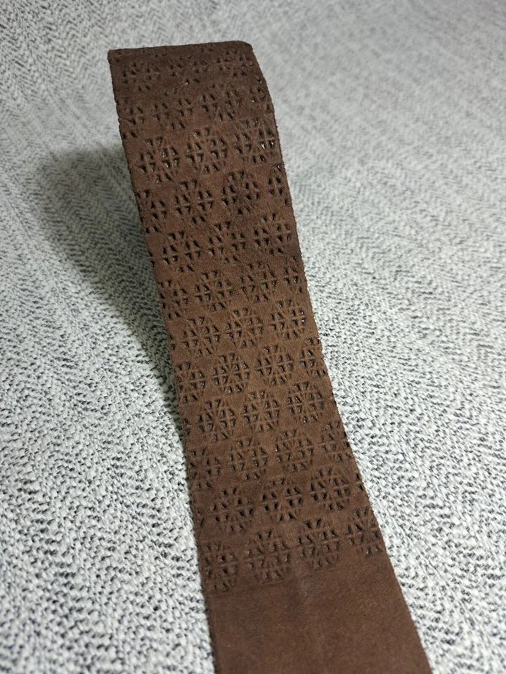 De colección Años 60 Hecho a Mano Gamuza Suave Real Delgado Perforado Marrón Corbata Longitud aprox 53.5" Foto 3 de 4