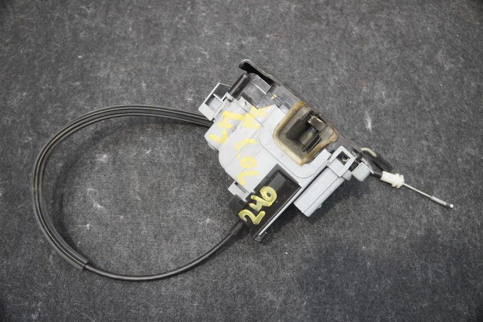 Actuador de bloqueo de pestillo de puerta del conductor delantero izquierdo 68298272AA OEM Alfa Romeo 4C 2016-20 Foto 2 de 4