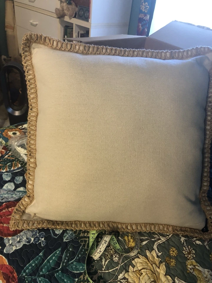 Safavieh 20” Canvas Pillow With Big Blue Butterfly  + New Pillow Insert Included - Изображение 3 из 4