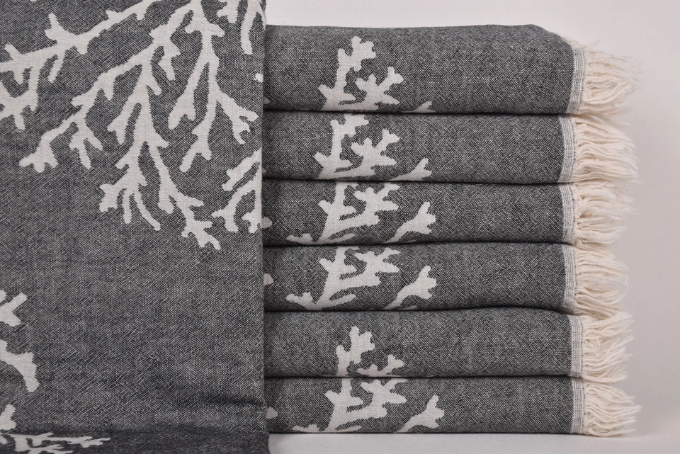 Toalla de playa con monograma, toalla personalizada, toalla negra, toalla de árbol Foto 2 de 4