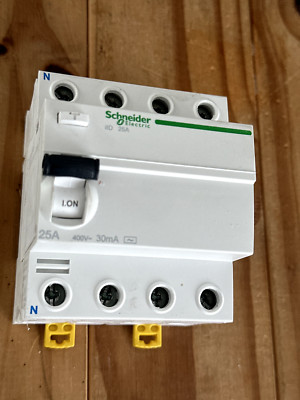 SCHNEIDER 25 AMP 30mA VIERPOLIG RCD TYP AC iID A9R41425