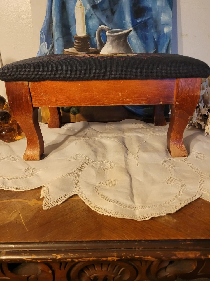 Винтажный антикварный деревянный табурет 1929 г. с вышивкой в цветочек - Изображение 4 из 4