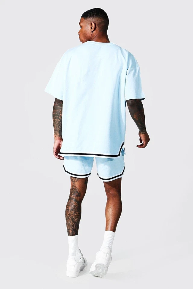 Conjunto corto de camiseta y baloncesto Boohoo Hombre de gran tamaño con cinta, azul claro, mediano Foto 2 de 2