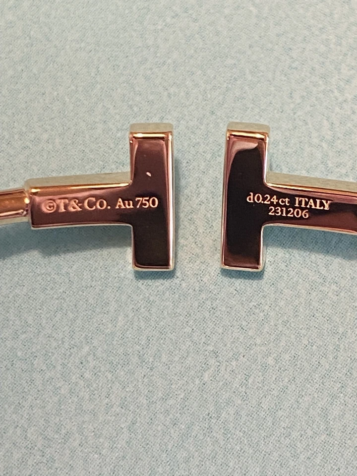 Brazalete de alambre de diamantes Tiffany & Co. T de oro amarillo de 18 quilates tamaño grande 0,24 quilates Foto 4 de 4