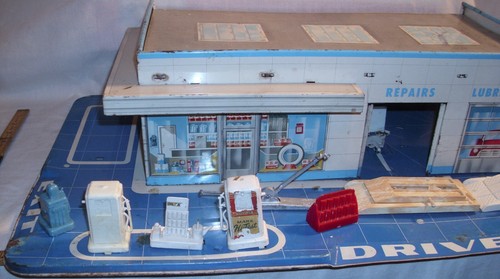 MARX GARAGE SERVICE GAS STATION PLAYSET 1950s WITH ACCESSORIES - Picture 2 of 3