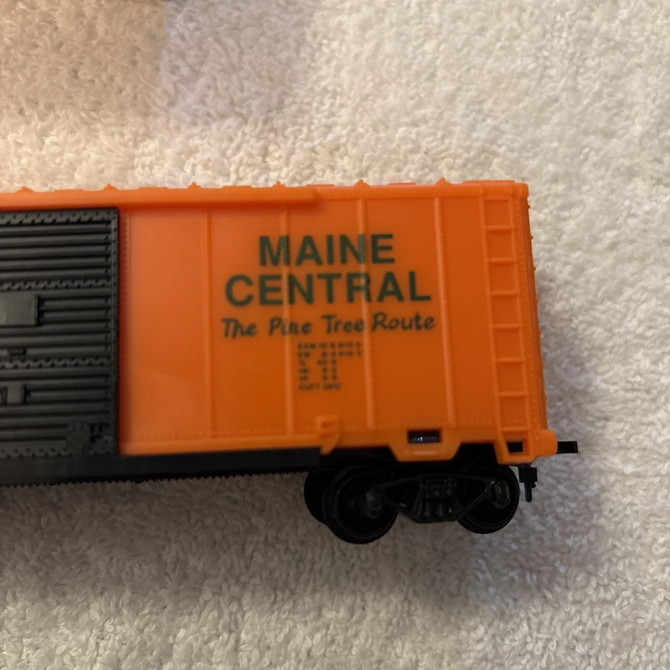 Model Power #8003 HO Scale 40' Sliding Door Box Car Maine Central w/ Box - Image 4 of 4