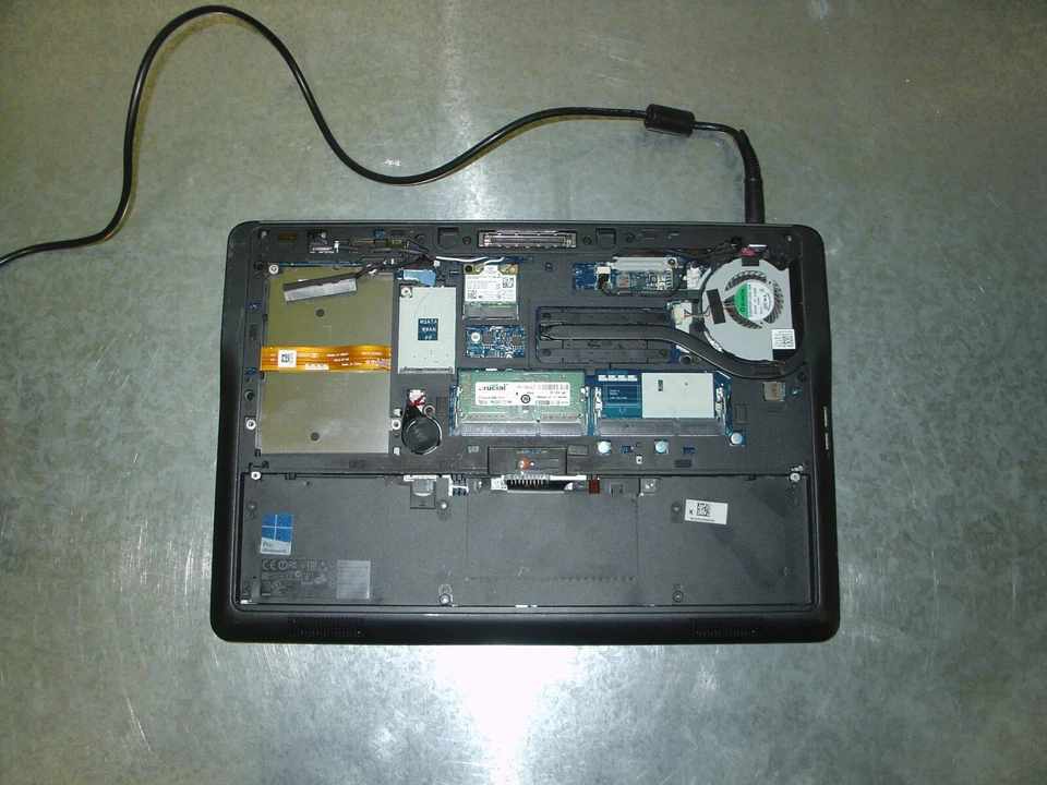 UltraBook Dell Latitude E7440 Intel Core i5-4310 (4.ª generación) 2,00 GHz 2 GB de RAM sin disco duro Foto 3 de 4