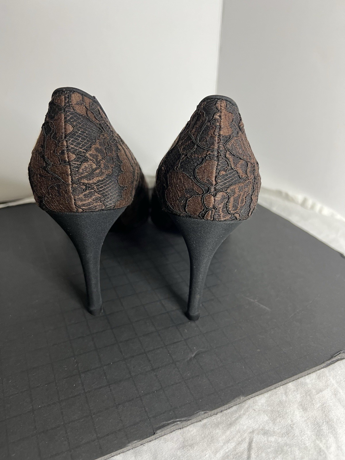 Bellissimi tacchi vintage Yves Saint Laurent anni 80 marroni in pizzo floreale taglia 7