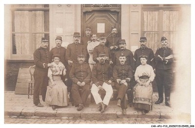 CAR-AFUP19-0913-59 - BERGUES - Soldiers in uniform with women on the