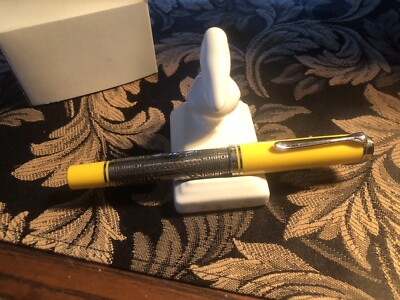 Small Pelikan Bird White Ceramic Pen Holder