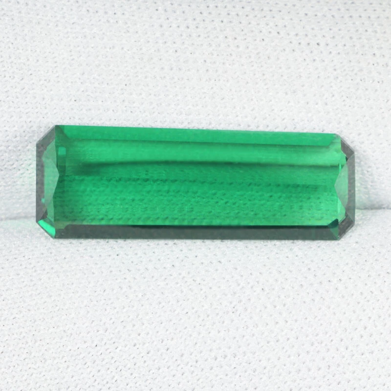 7.75 ct  HYDROTHERMAL  LAB CREATED   BIRON GREEN MERALD RECTANGLE - See Vdo DL - Image 2 of 2