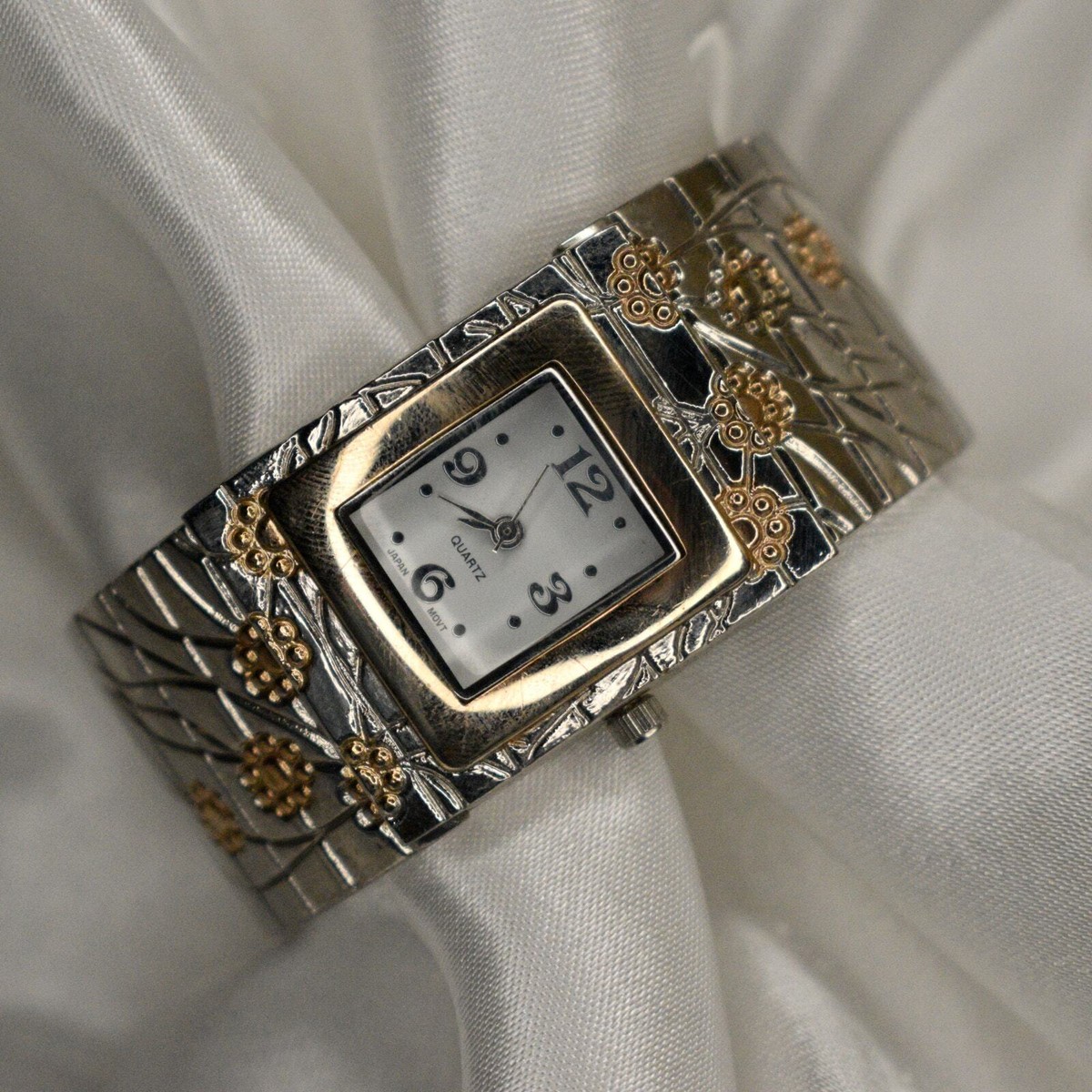 アクセサリー silver rose design bangle watch Women's silver and rosegold floral clasp/bangle hinge style