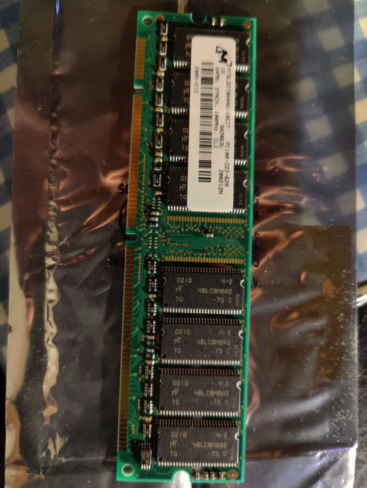 Micron MT8LSDT864AG-10CB4 64MB PC100 100MHz non-ECC CL2 168-Pin DIMM Memory - Image 3 of 4