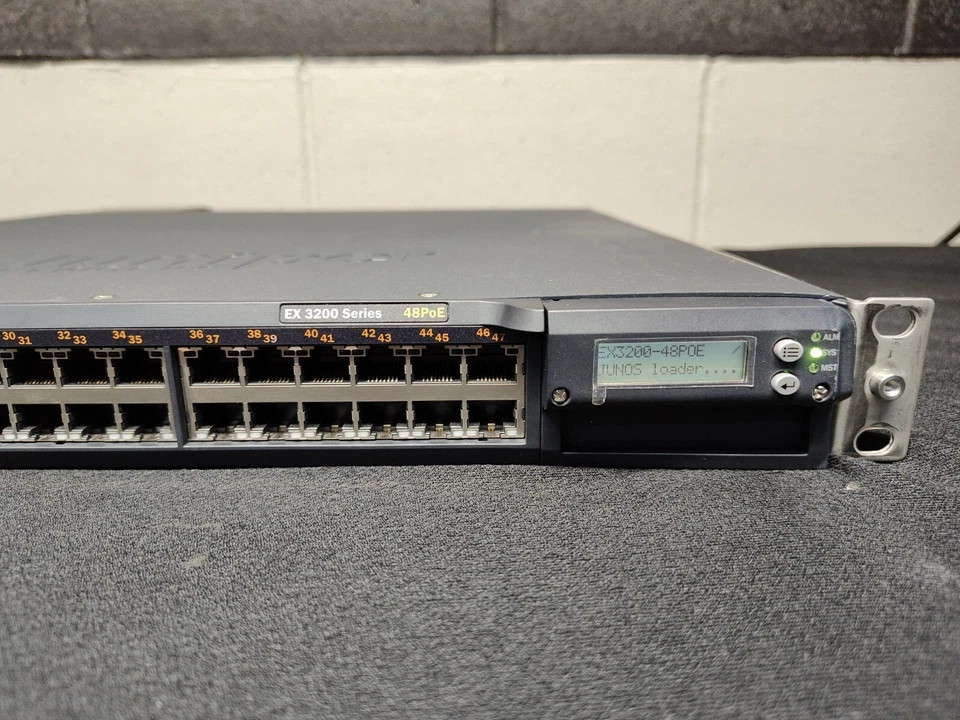 Conmutador Ethernet PoE de 48 puertos Juniper Networks EX3200-48P Foto 2 de 4