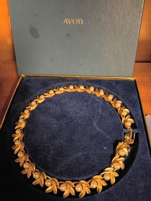 Avon Vintage 1971 Evening Creations Necklace gold- tone leaf design