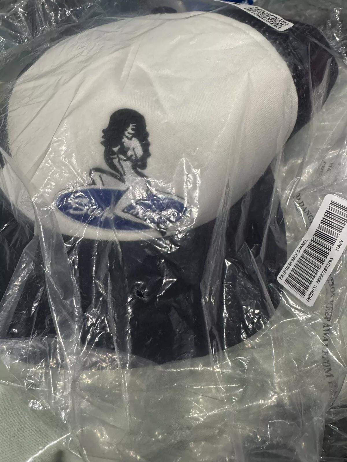 Chapeau Supreme bleu marine/blanc pin up maille dos 5 panneaux saison FW 22