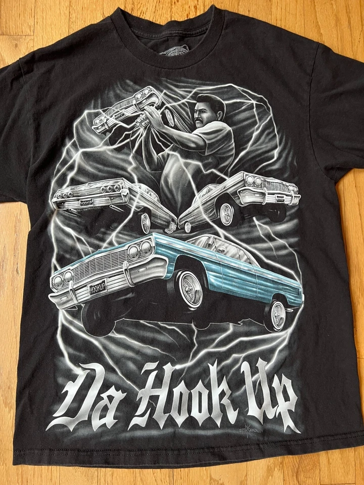 Camiseta DGA David Gonzales Da Hook Up Lowrider Arte Chicano Negra Iluminación Grande Foto 2 de 4