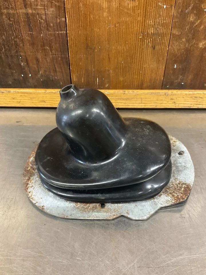 Triumph TR7 • Anillo de retención y bota de cambio de marchas original de 5 velocidades, usado. JT35 Foto 3 de 4