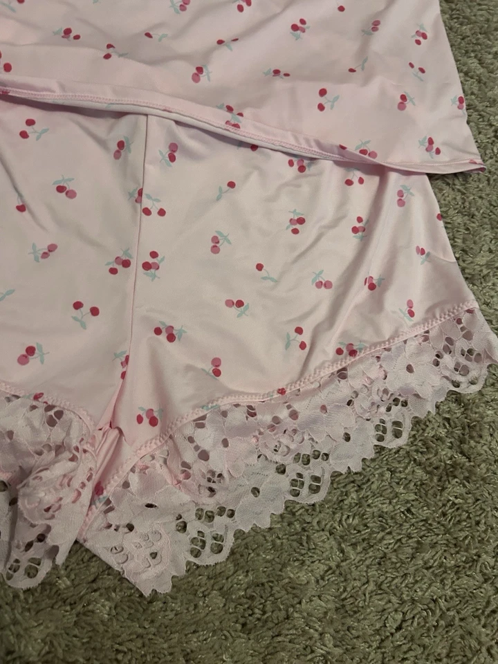 ¡NUEVO SIN ETIQUETAS! ¡HALLAZGO RARO! Jessica Simpson ROSA Cereza 🍒 Conjunto de pijama de encaje pantalones cortos sin mangas Foto 3 de 4