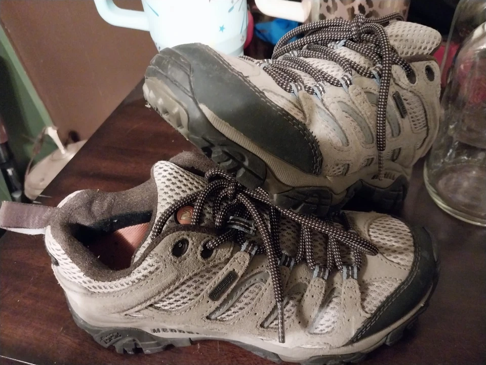 Women’s Merrell Waterproof Hiking Shoes Size 6.5 Vibram Soles Dusty Olive - Image 3 of 4