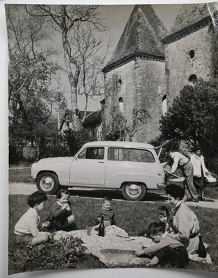Photo France	 pique-nique EN FAMILLE AVEC UNE SIMCA CHATELAINE	24x30cm	1950