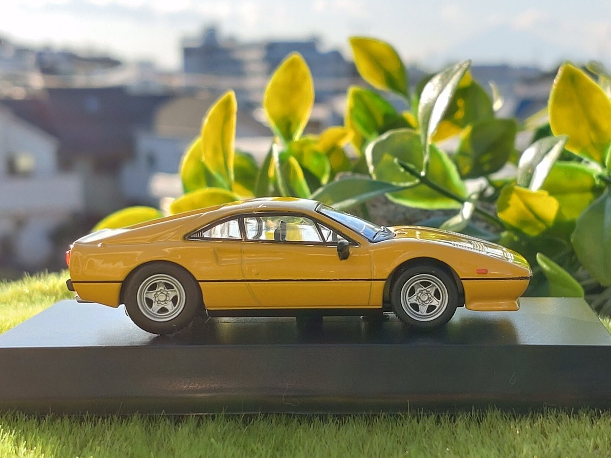 Ferrari / 308 GTB Quattrovalvole / 1982 / 1/64 Diecast Car