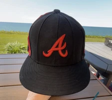 Atlanta Braves Black w Red Hat Cap New Era 59Fifty Size 7 5/8 Unique accents EUC