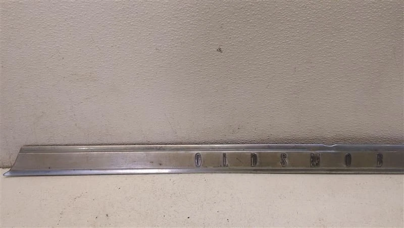 Moldura de panel con acabado Oldsmobile para Oldsmobile Cutlass 1962 sedán de 2 puertas Foto 2 de 4
