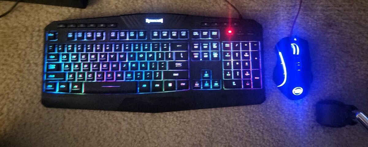 Kit Gamer Redragon Teclado Gamer Harpe RGB Mouse Gamer Griffin 7200dpi RGB  Mousepad RGB Extra Grande