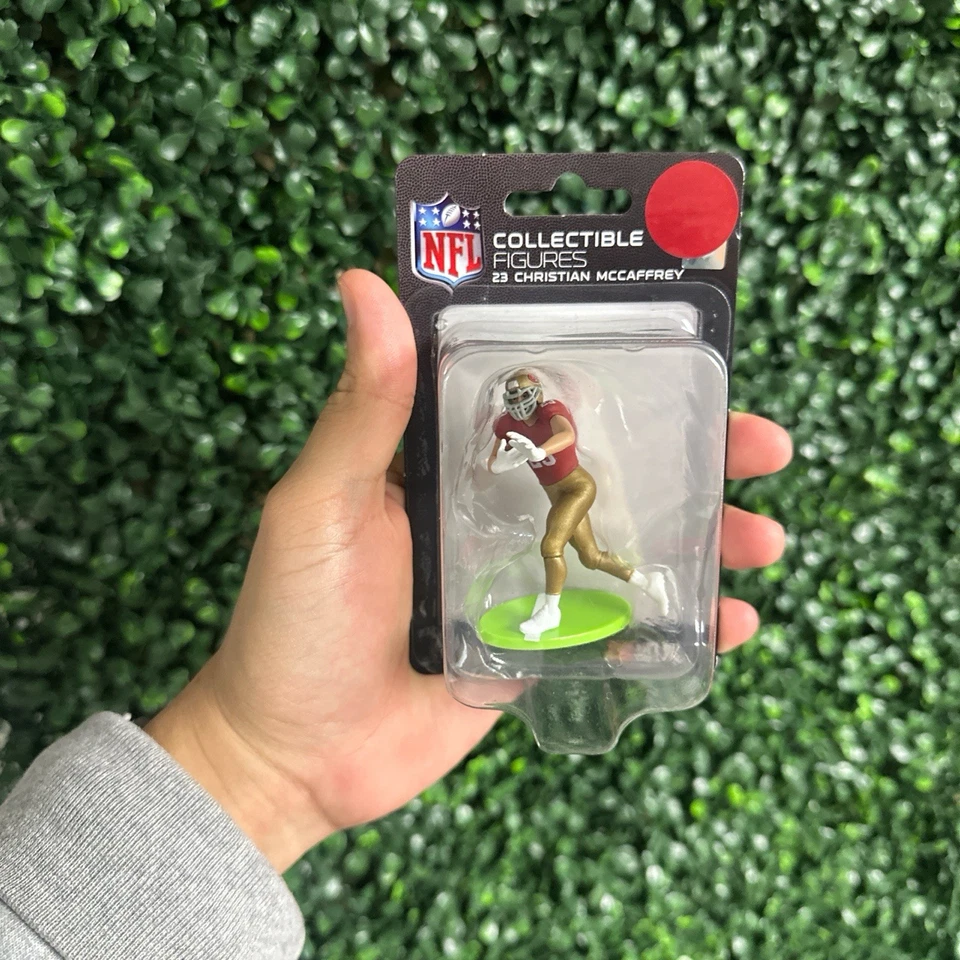 Figura Christian McCaffrey de colección con cremallera de cuarto rojo de San Francisco Foto 3 de 3