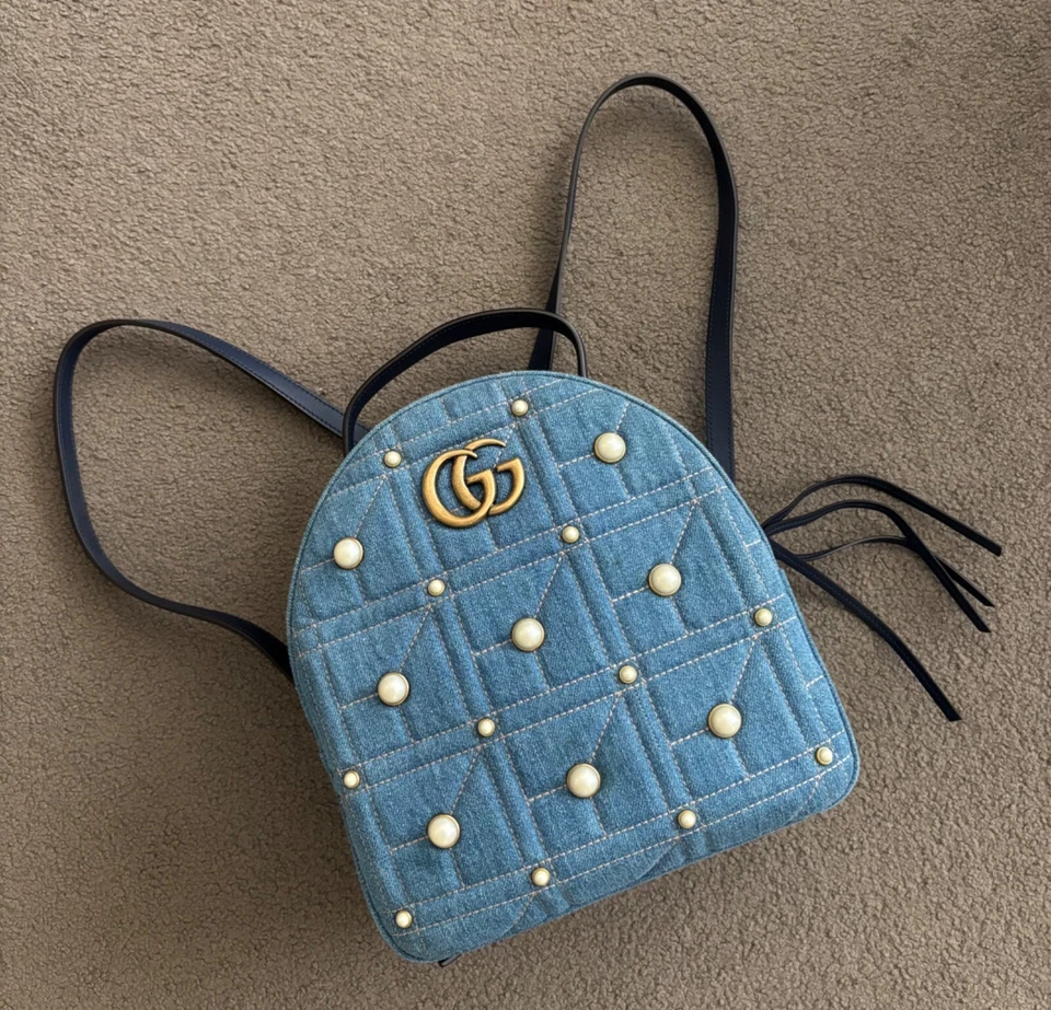 Mochila Gucci Para Mujer GG Marmont Matelassé Denim Cuero Perla Adornada Foto 3 de 4