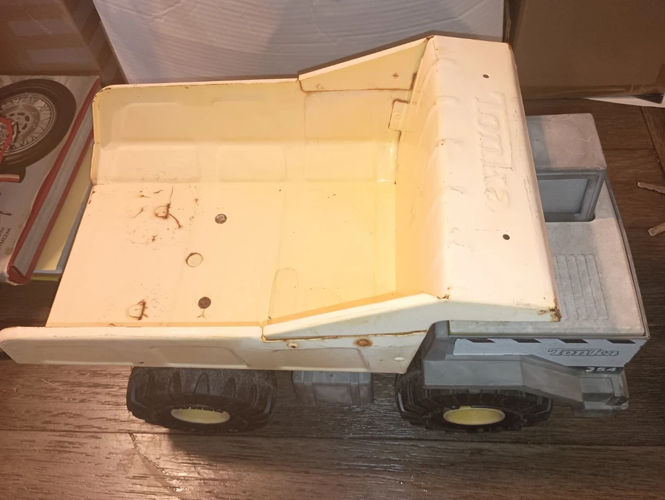 Camión de volteo Tonka 354 de colección construcción de acero y plástico prensado Foto 3 de 4