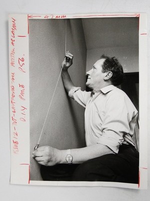 Mann Plumb Bob Wall Heimwerker 1974 Vintage Foto