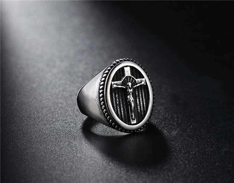 Anillo de sello de cruz de acero inoxidable estilo retro martillado Santa Cruz cristiana para hombre Foto 3 de 4