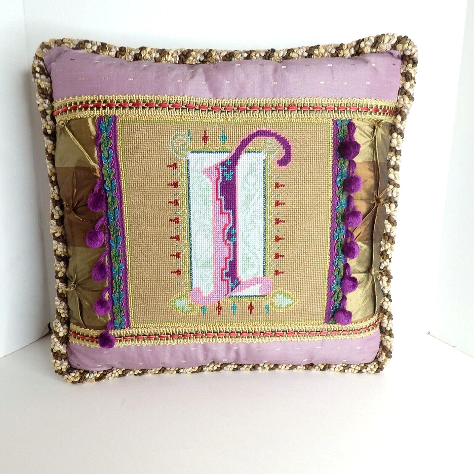 Hermosa Almohada Satinada Punta Aguja Lavanda Dorado Metálico, Cinta, Elegante 14.5" Foto 2 de 4