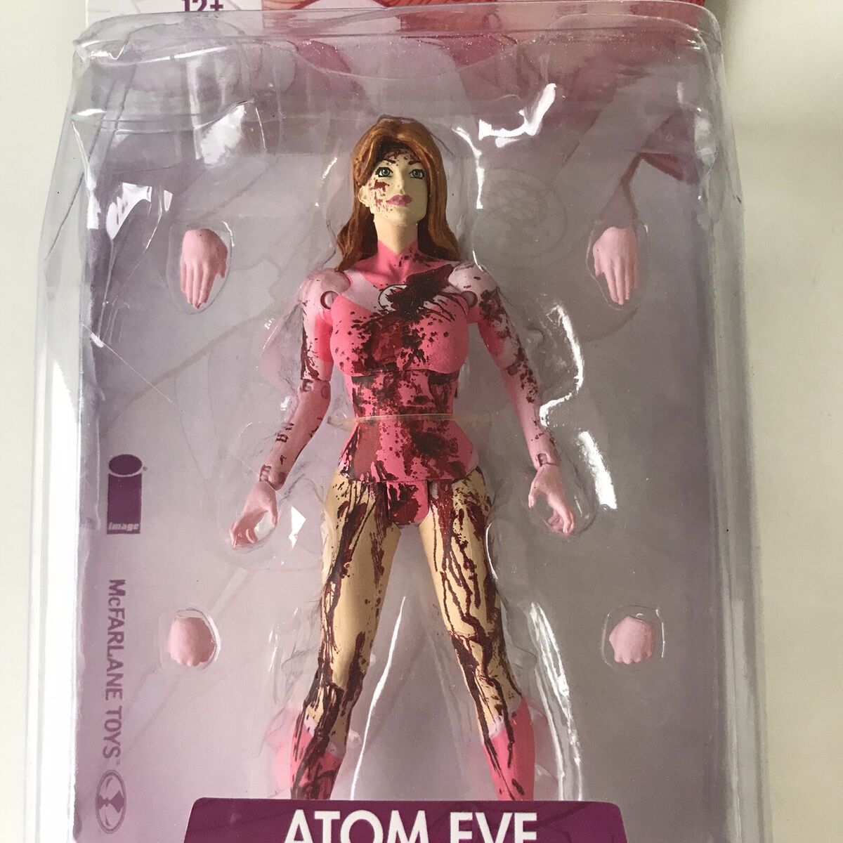 Skybound Collectibles  INVINCIBLE - Atom Eve (Bloody) - Action