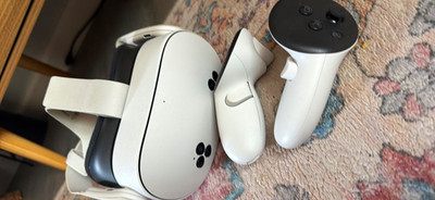 Meta Quest 3 Standalone VR Headset, White, with 2 Controllers 128gb