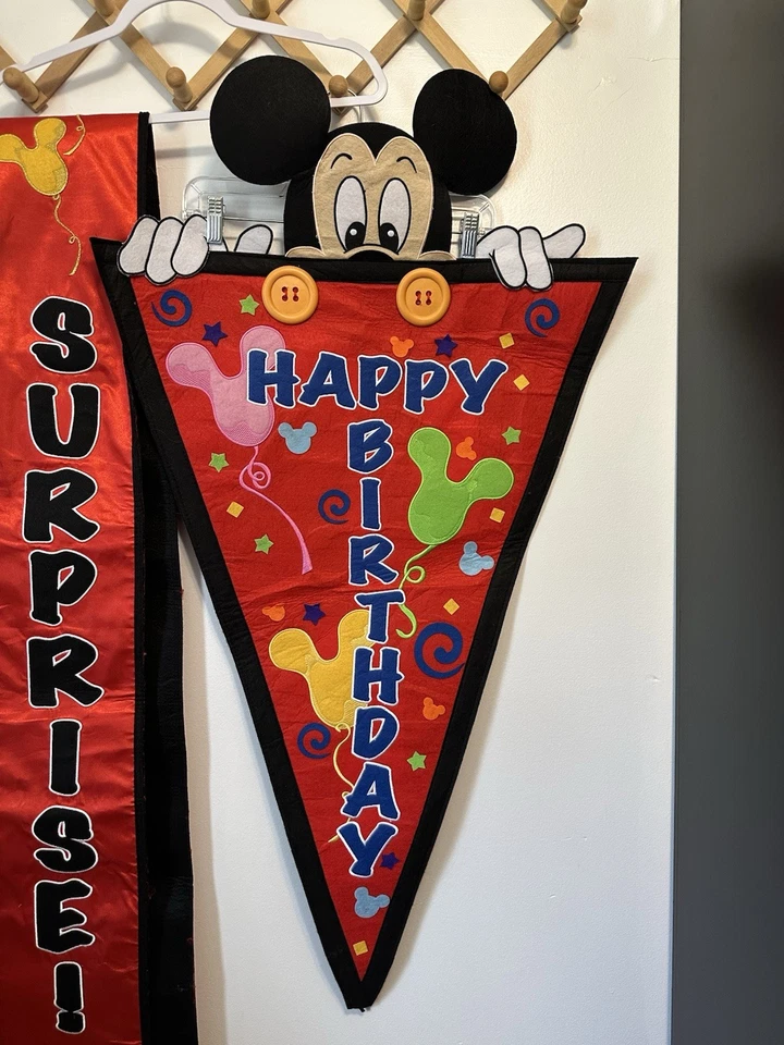 Banderín de fieltro bordado fiesta feliz cumpleaños Mickey Mouse oculto de Disney Foto 2 de 4
