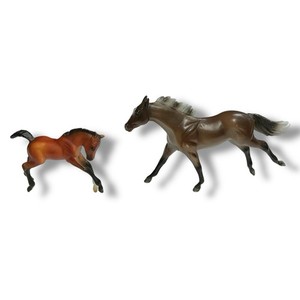 1999 G2 Breyer Reeves Stablemates #5981 Running Thoroughbred Brown White Colt
