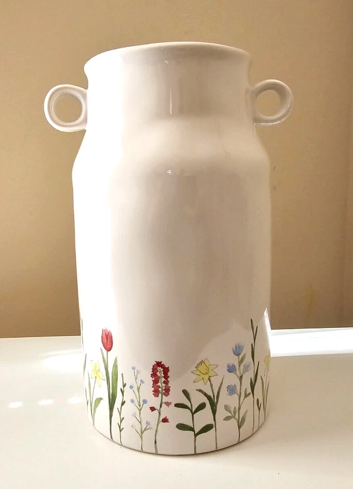 Jarrón de cerámica blanco con asas Rae Dunn ramo flores de primavera jarra de leche Foto 3 de 4