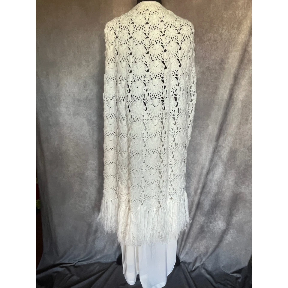 Mantón con flecos de ganchillo de colección años 60 70 blanco hecho a mano agujeros para brazos usado en excelente estado Foto 4 de 4