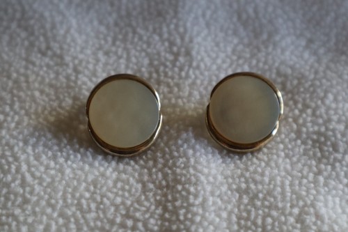 Vintage Gold Tone Bergere Signed Mother Of Pearl Clip-On Earrings 0.75" - Picture 11 of 11