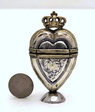 Solid Silver & Gilt Heart Hovedvandseg Vinaigrette with Crown top Dated 1843