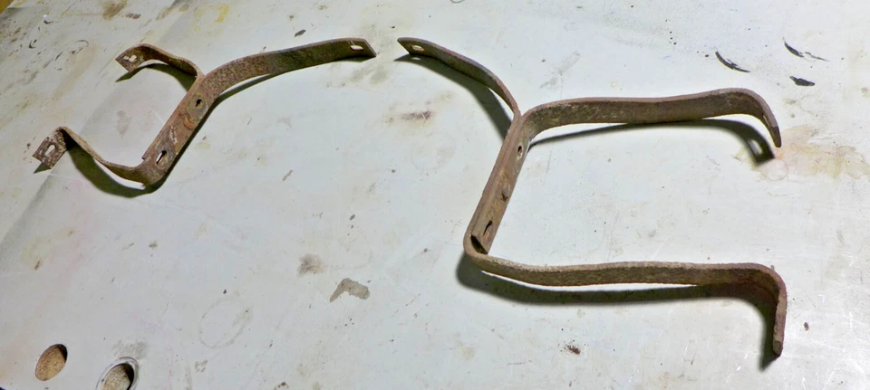 (C) Pontiac Chieftain 1949-1952 soportes de parachoques traseros, recto, bueno Foto 2 de 3