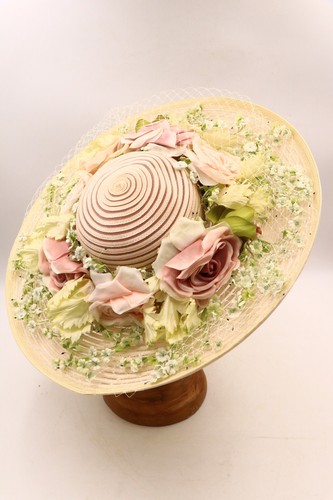 Eric Javits Guirnalda Gal Ala Ancha Derby Floral Sombrero FIRMADO 20" PRECIO DE VENTA SUGERIDO POR EL FABRICANTE $875 NUEVO CON ETIQUETAS - Imagen 2 de 12
